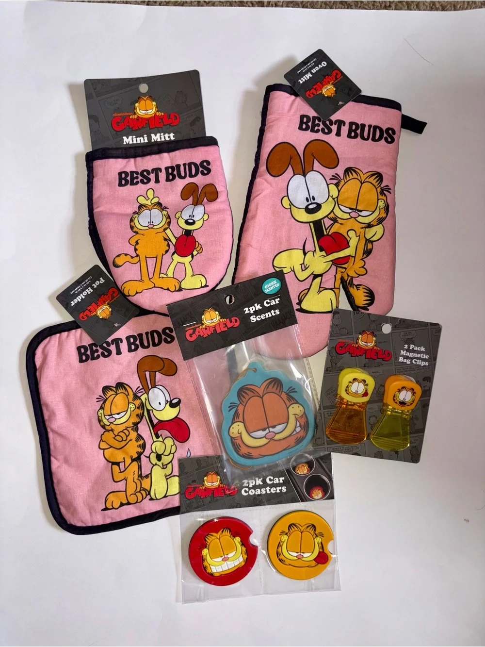 6 Piece Lot Of Garfield Kitchen & Car Supplies: Oven Mitts, Potholder, Clips Etc